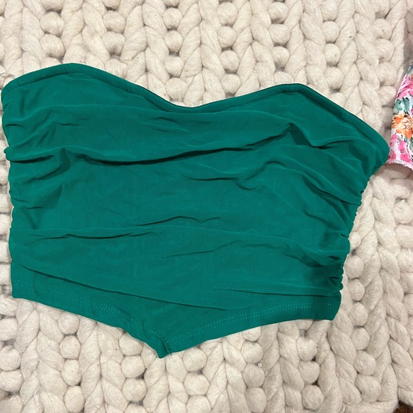 Going Out Tops Bundle - Picture 2 of 7